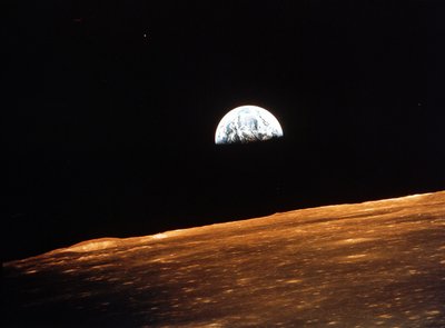 Blick auf die Erde von Apollo 10 aus etwa 100.000 Meilen Entfernung. Europa, Asien und Teile Afrikas sind mit etwas Wolkenbedeckung sichtbar. von National Aeronautics and Space Administration National Aeronautics and Space Administration